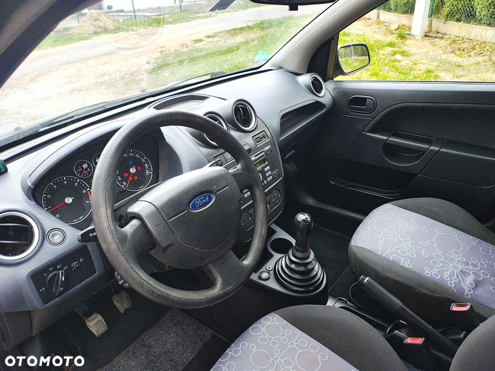 Ford Fiesta 1.3 Ambiente - 28