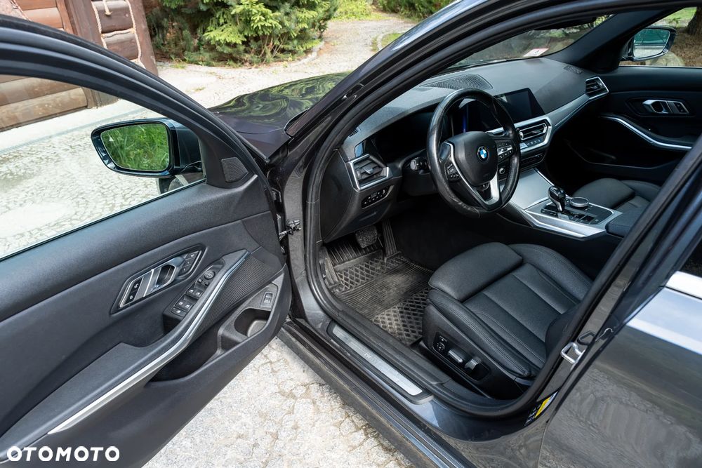 BMW Seria 3 330i xDrive Sport Line - 19