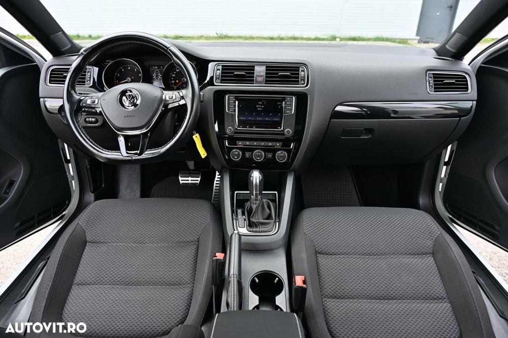 Volkswagen Jetta - 4