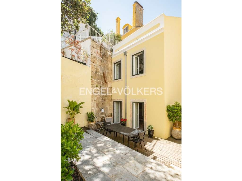 Duplex de charme com terraço na colina da Sé de Lisboa - Grande imagem: 4/51