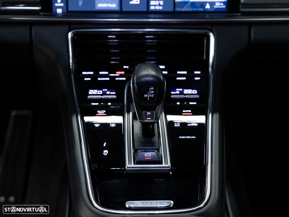 Porsche Panamera 4 E-Hybrid 10 Years Edition - 18