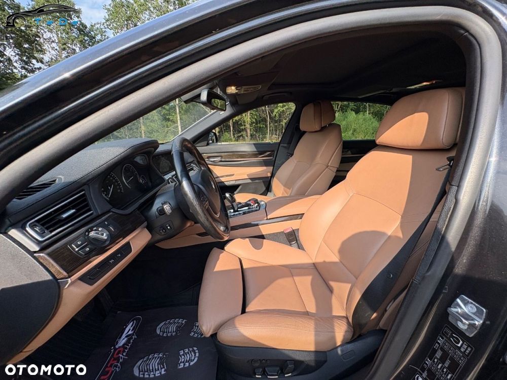 BMW Seria 7 750i L xDrive - 23