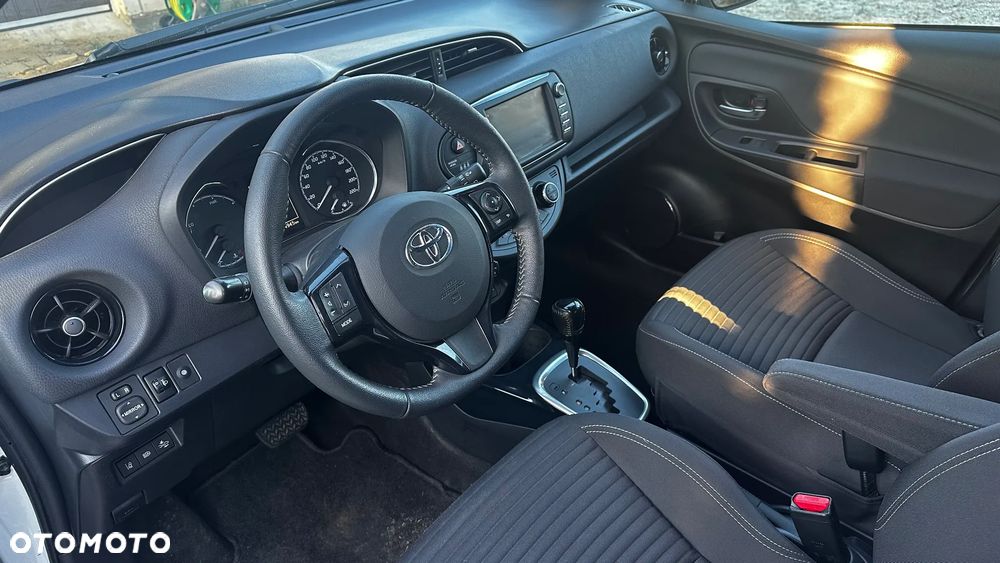 Toyota Yaris Hybrid 100 Selection - 8