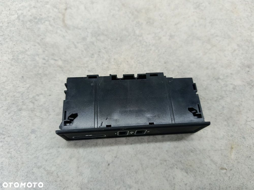GNIAZDO USB MERCEDES-BENZ W205 A2058200526 2.0 16V C200 - 3