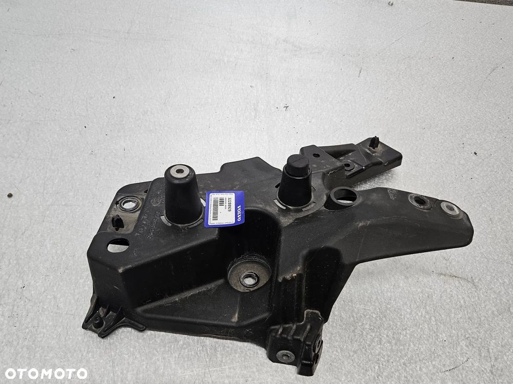 Volvo XC60 mocowanie błotnika prawe