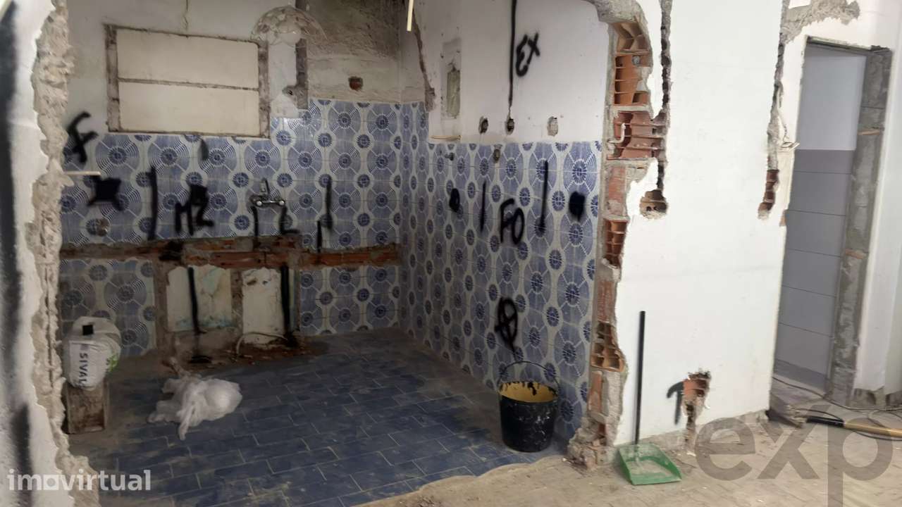 Apartamento T2 para remodelado em Paivas - Amora - Grande imagem: 2/10
