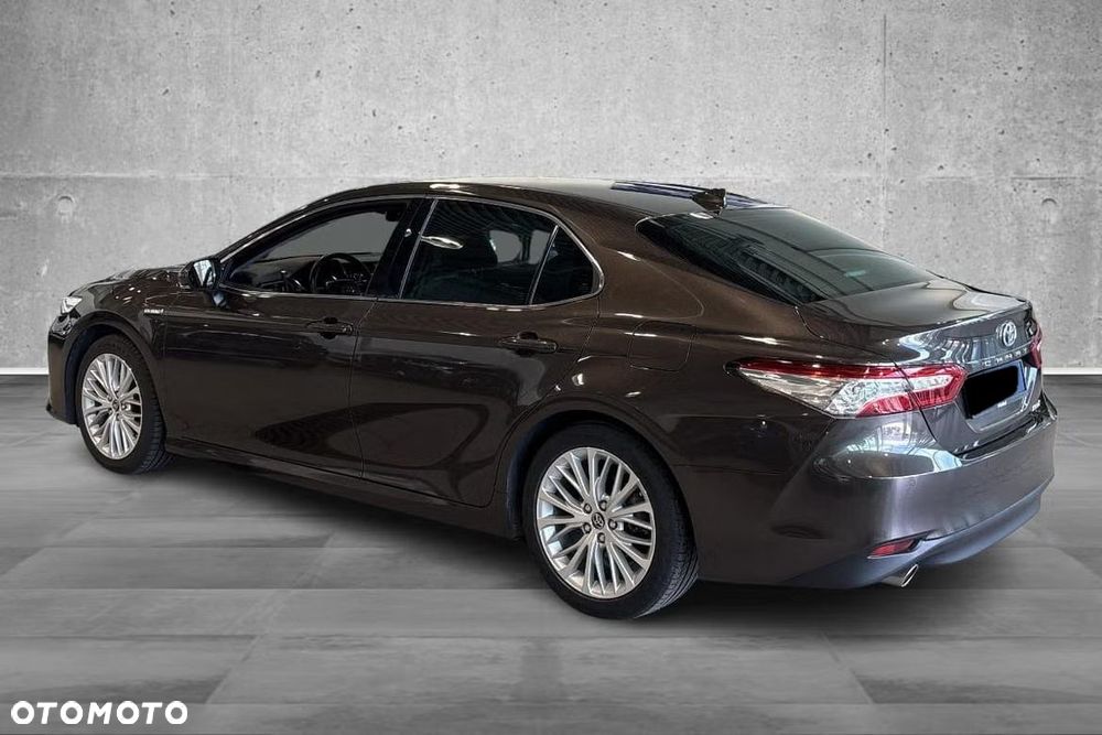 Toyota Camry Luxury - 3