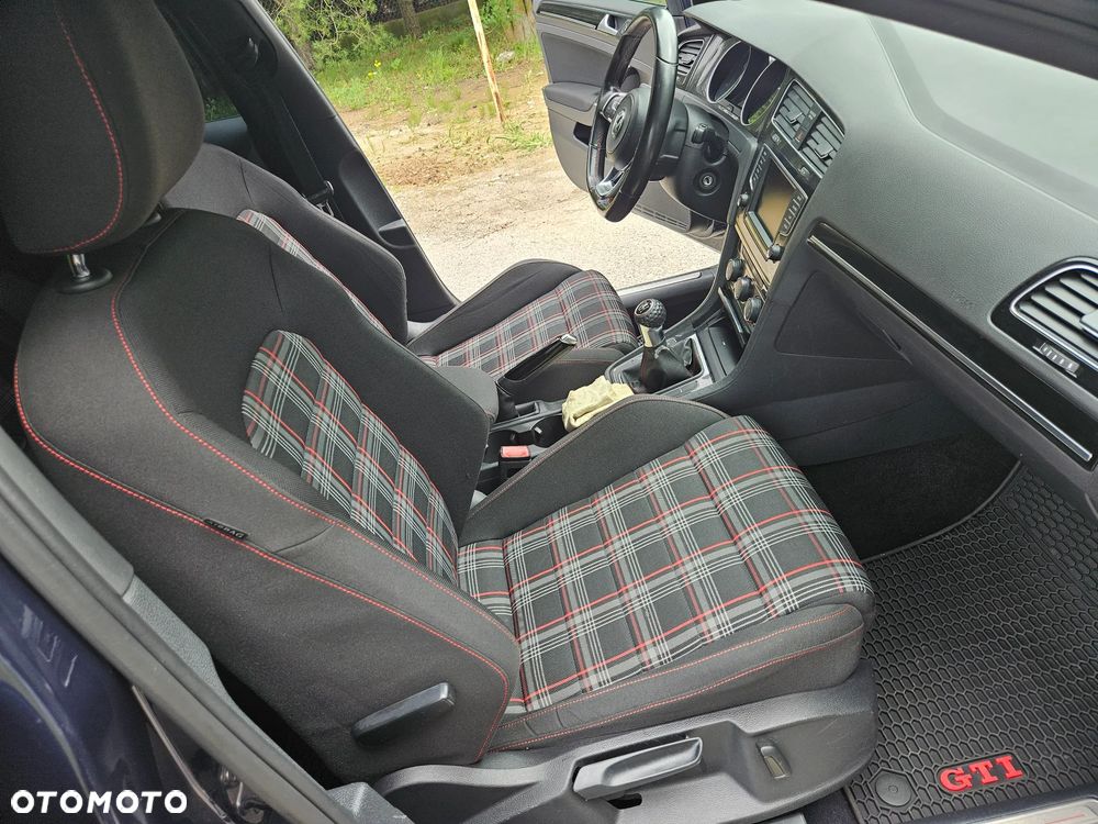 Volkswagen Golf - 15