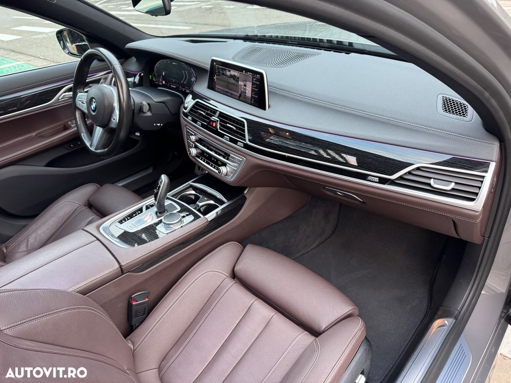 BMW Seria 7 745e - 26