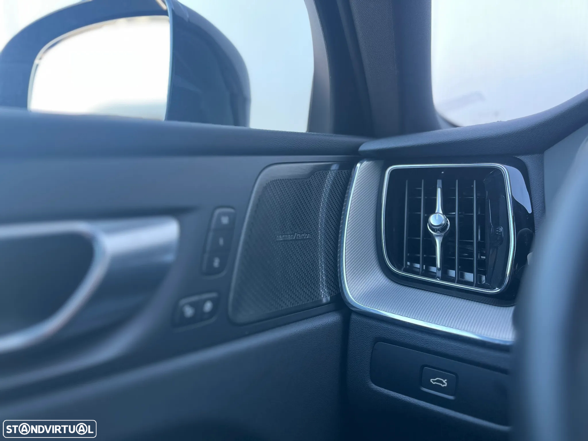 Volvo XC 60 2.0 B4 Plus Dark - 17