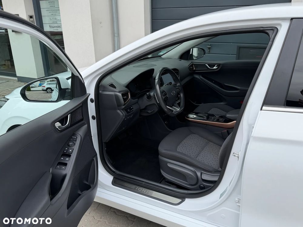 Hyundai IONIQ - 19