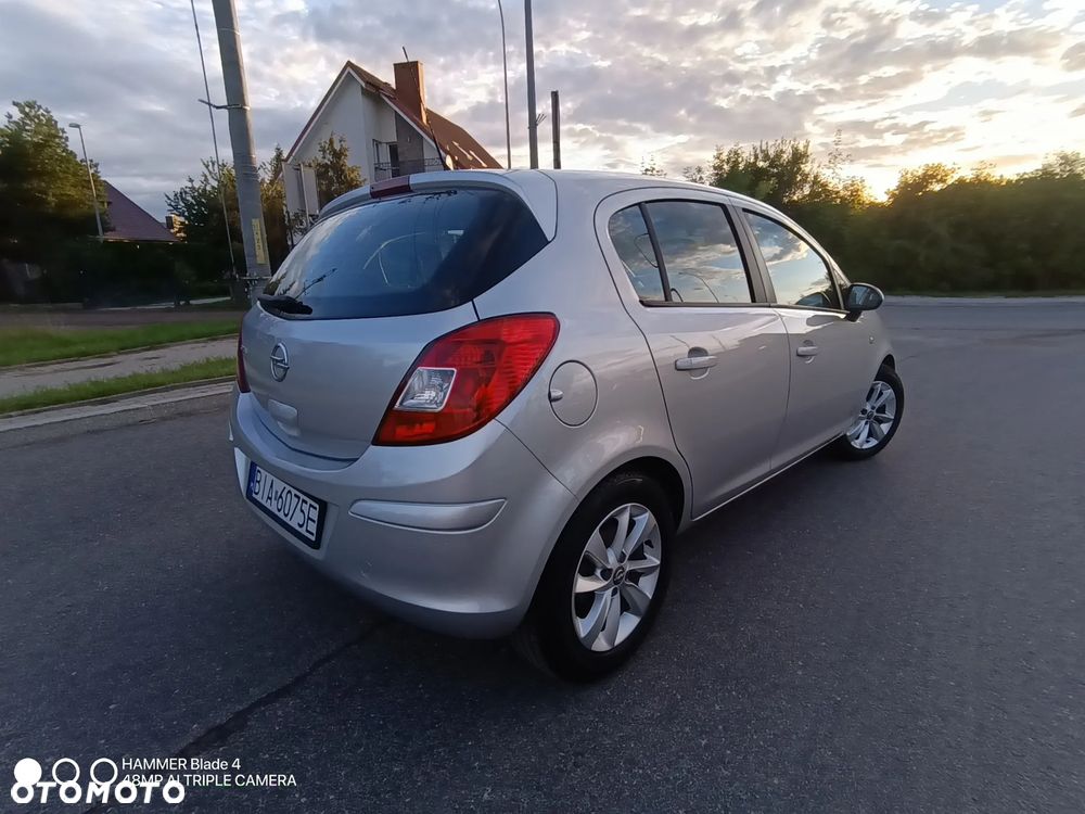 Opel Corsa 1.2 16V Cosmo - 4