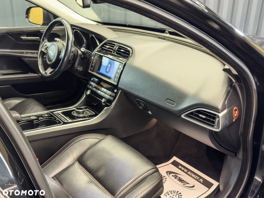 Jaguar XE 20d Prestige - 16