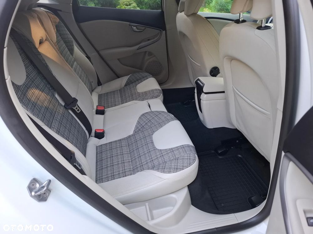 Volvo V40 Cross Country D3 Drive-E Dynamic Edition - 31
