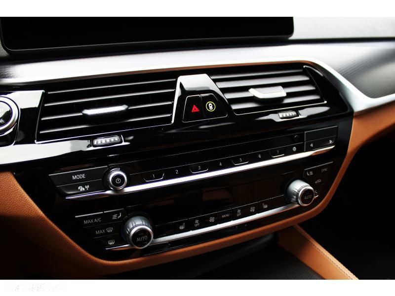 BMW Seria 5 530e xDrive sport - 29