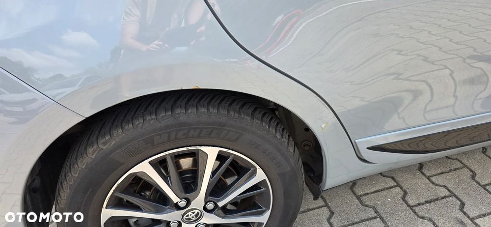Toyota Yaris Hybrid 100 Dynamic EU6 - 6