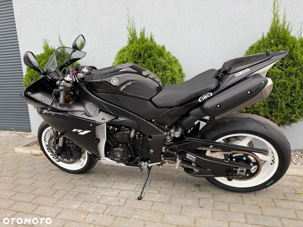 Yamaha R1 - 8