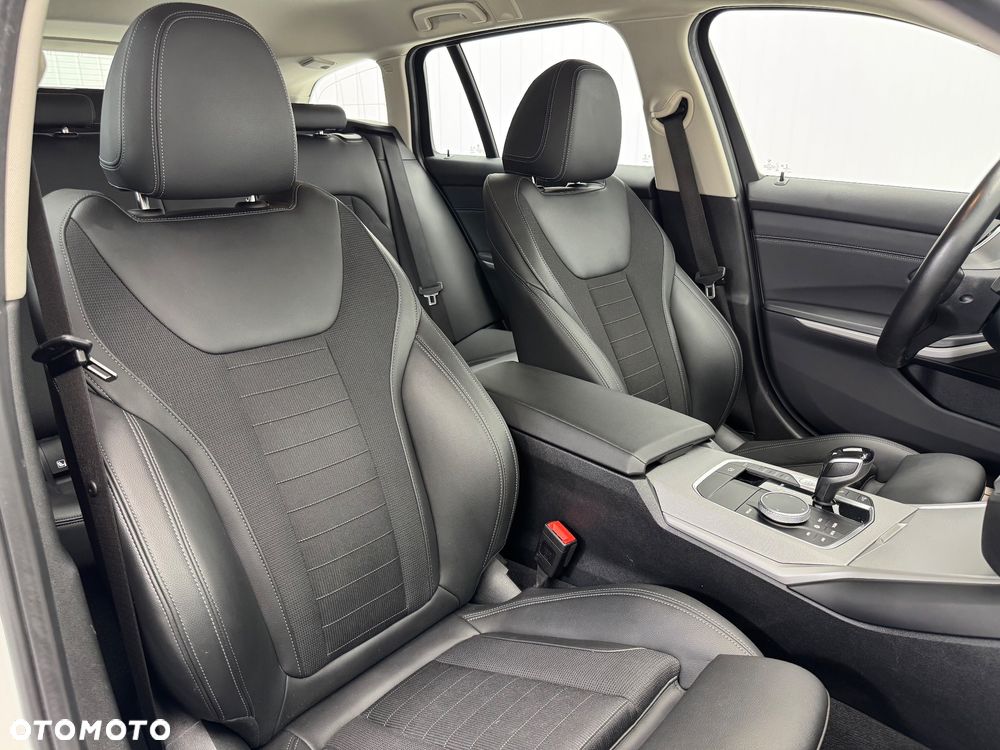 BMW Seria 3 318d Touring Advantage - 24