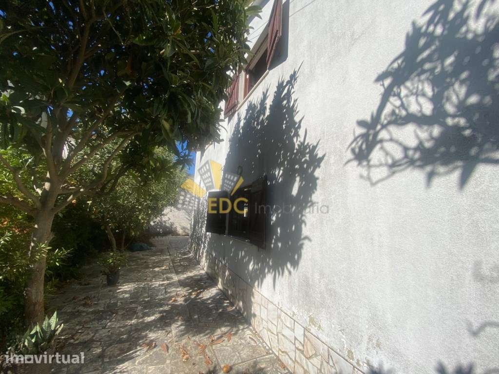 Moradia T3 para Remodelar na Aroeira | Lote de 322,33 m² | Garagem,... - Grande imagem: 4/33