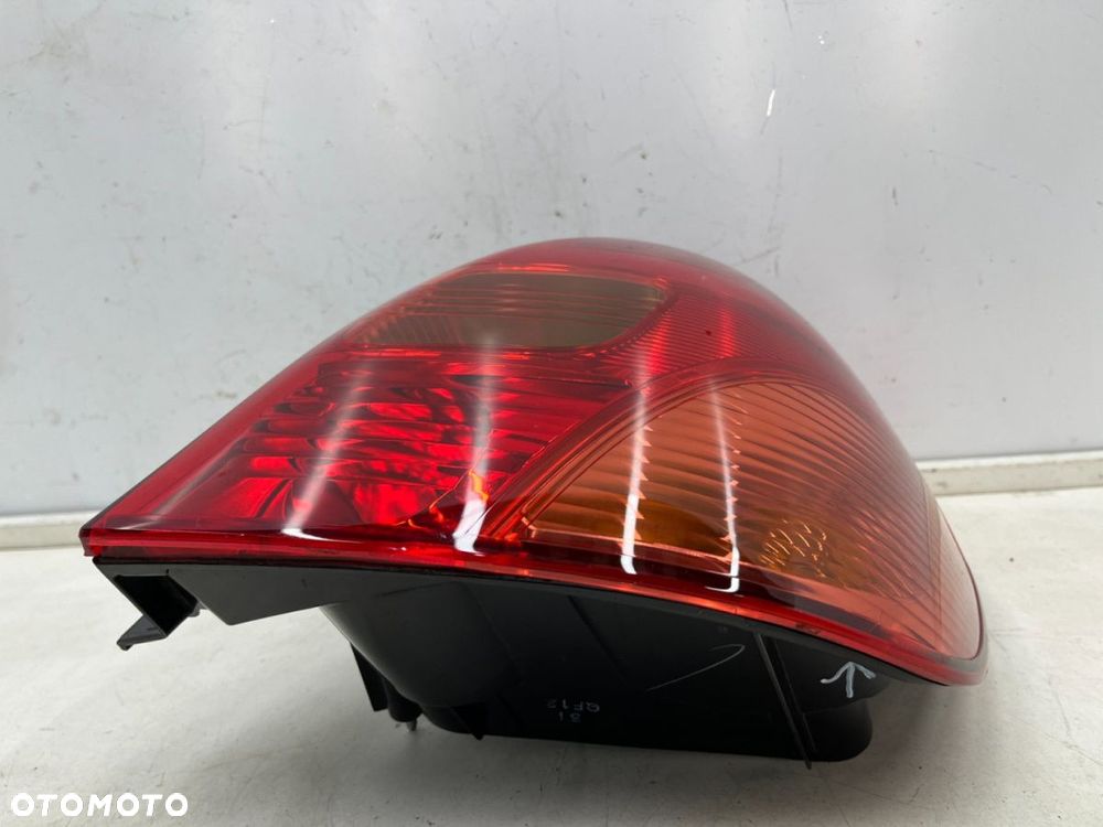 Lampa Toyota Corolla Verso I E12 01-04r. prawa tylna w błotnik oryginalna prawy tył - 10
