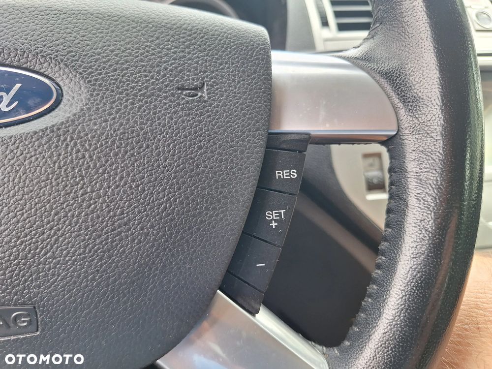 Ford Kuga 2.5 4x4 Titanium - 29