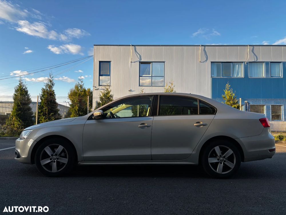 Volkswagen Jetta - 4