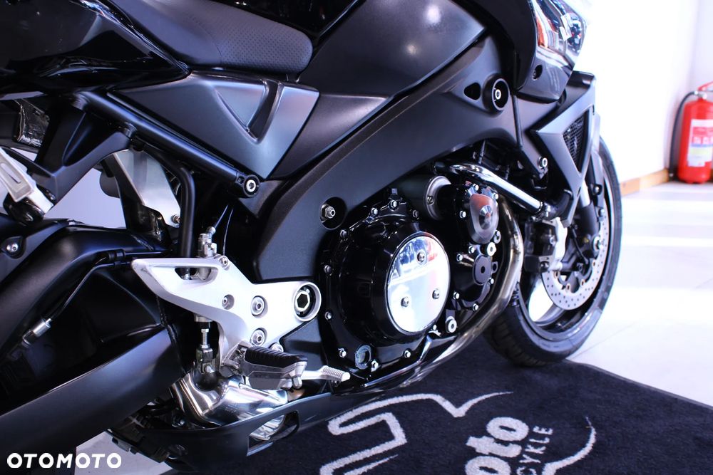 Suzuki GSX - 23