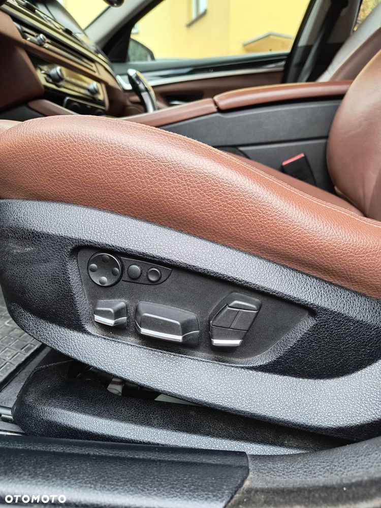 BMW Seria 5 525d xDrive - 13