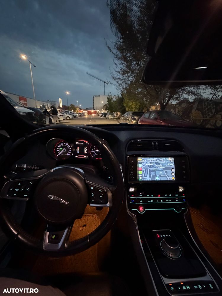 Jaguar XE 2.0 R-Sport - 8