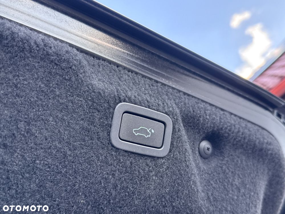 Jaguar XE 2.0 D180 AWD R-Dynamic HSE - 27