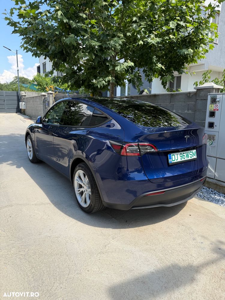 Tesla Model Y - 8