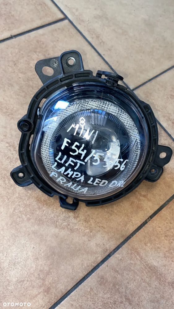 MINI COOPER F54 F55 F56 LIFT LAMPA LED DRL HALOGEN PRAWY 22943800 USZKODZONY PLASTIK - 1