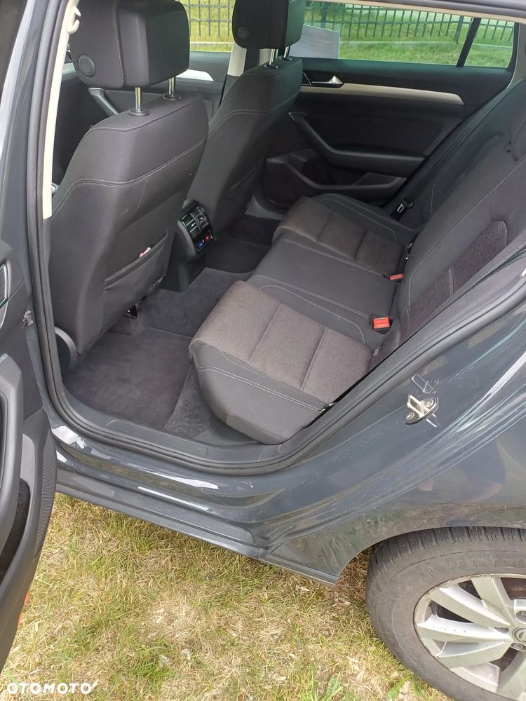 Volkswagen Passat 2.0 TDI SCR DSG Comfortline - 24