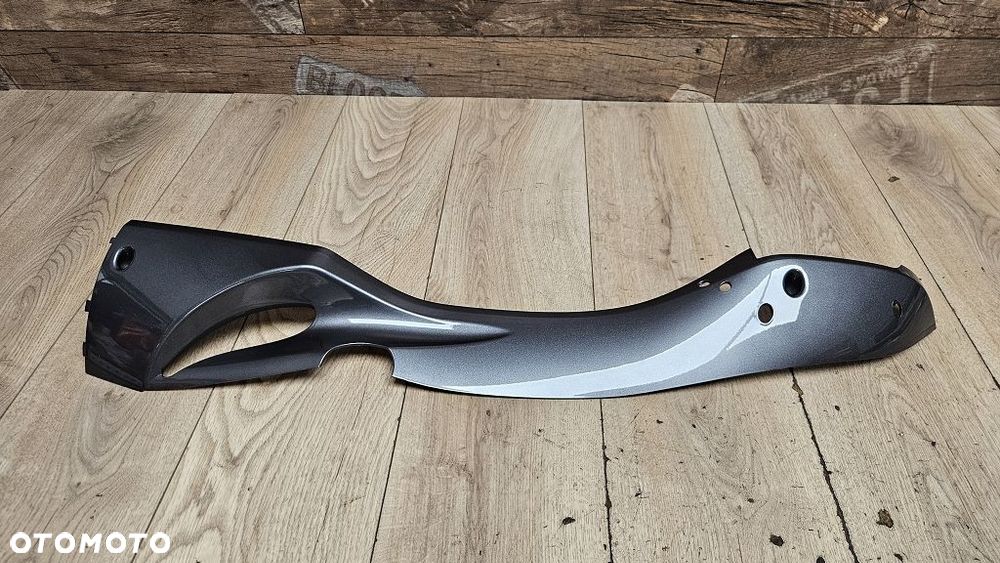 Oryginalna listwa boczna lewa SYM GTS 125 / 300 Joymax  83620-HTA-000-IF - 4