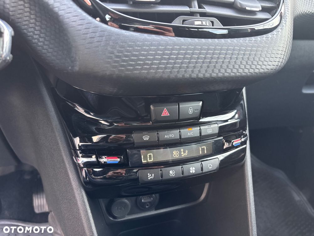 Peugeot 2008 1.2 Pure Tech Allure S&S - 23