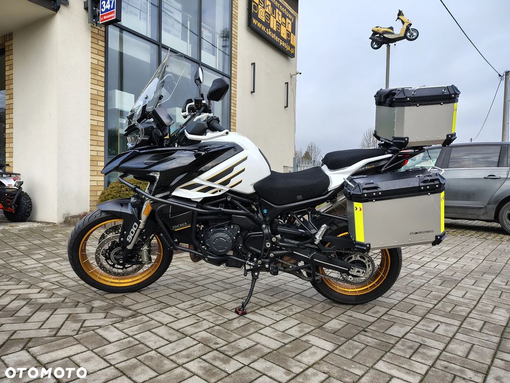 QJMOTOR SRT900SX - 4