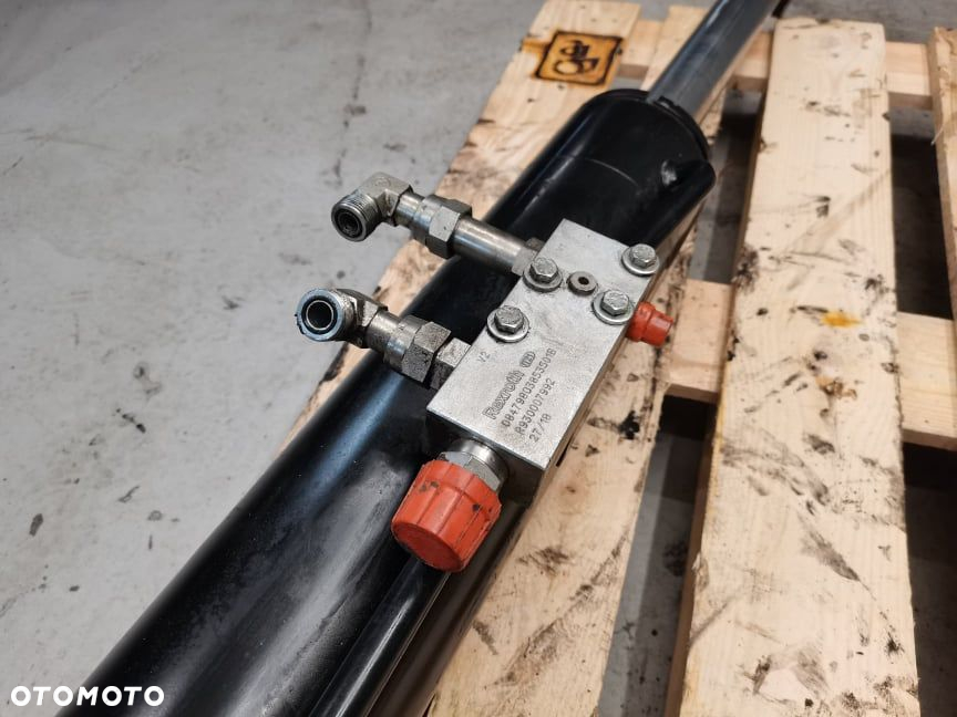 Cylinder hydrauliczny wideł Case 735 FarmLift - 3