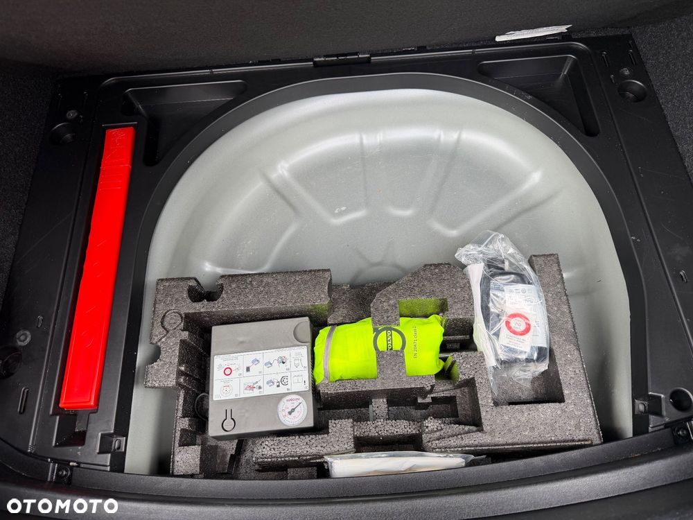 Volvo V40 D2 Drive-E R-Design Momentum - 23