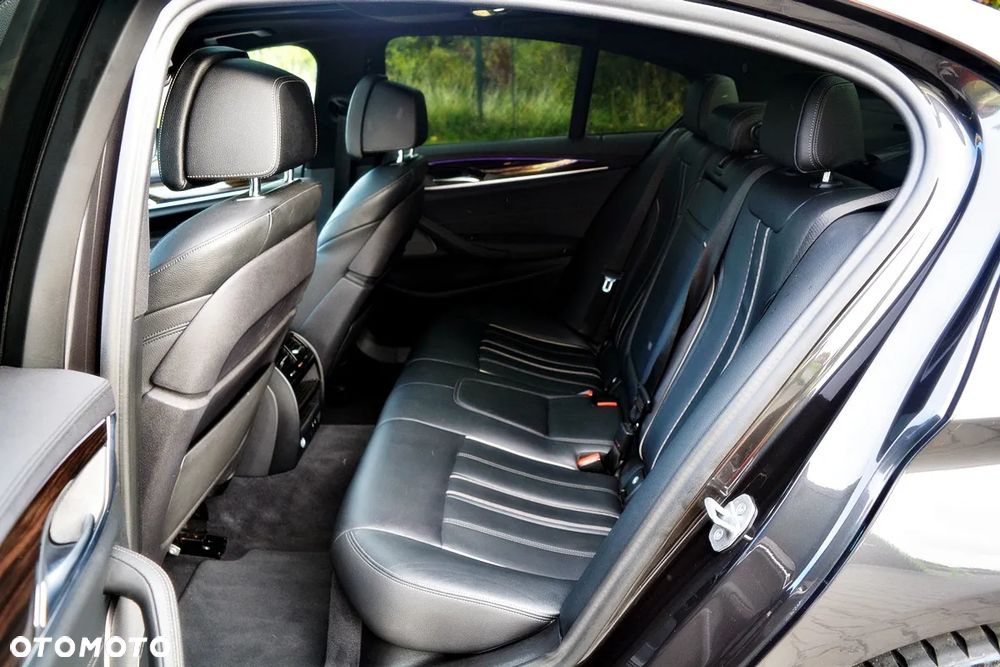 BMW Seria 5 M550i xDrive sport - 29
