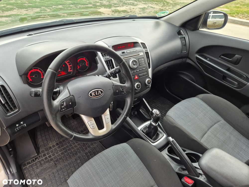 Kia Ceed - 8