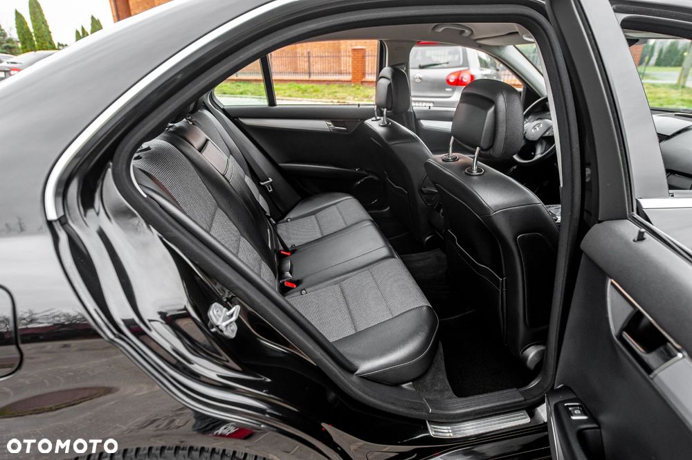 Mercedes-Benz Klasa C 180 BlueEFFICIENCY 7G-TRONIC Avantgarde - 37