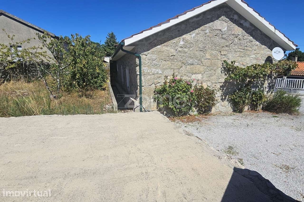 Moradia T2+1 com garagem e jardim | Vila Verde, Alijó - Grande imagem: 3/21