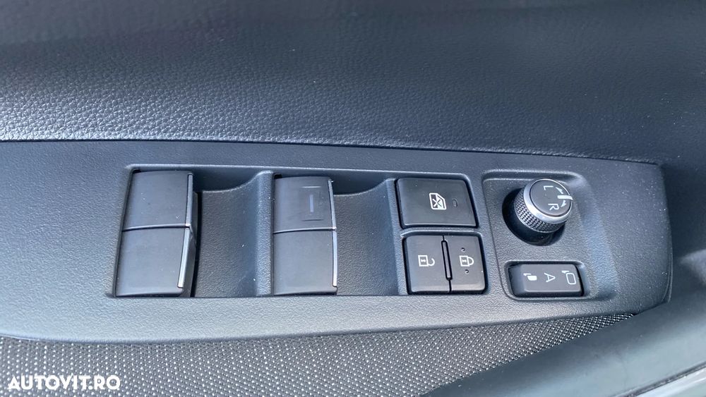 Toyota Corolla 1.8 HSD Business - 11