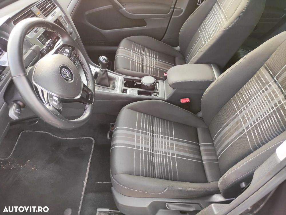 Volkswagen Golf - 10