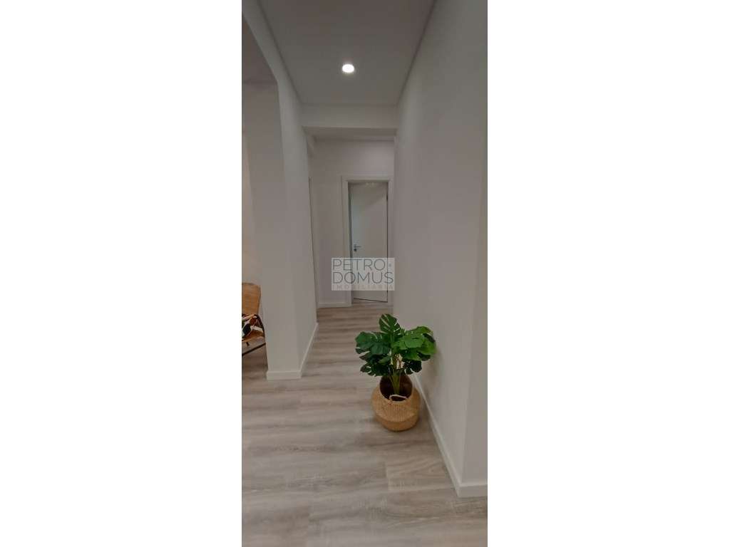 APARTAMENTO T3 EM TOTAL REMODELAÇÃO NA RUA RAFAEL DUQUE - BENFICA - Grande imagem: 4/12