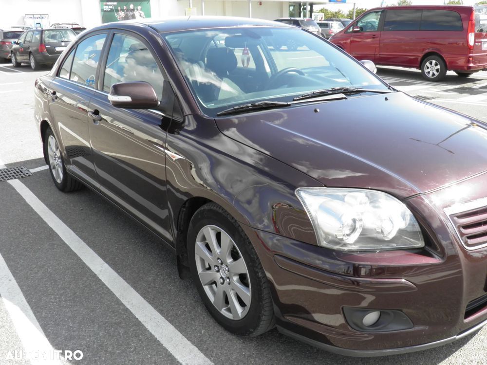 Toyota Avensis 1.6 Sedan Luna - 1