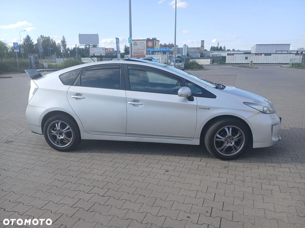 Toyota Prius (Hybrid) Executive - 3