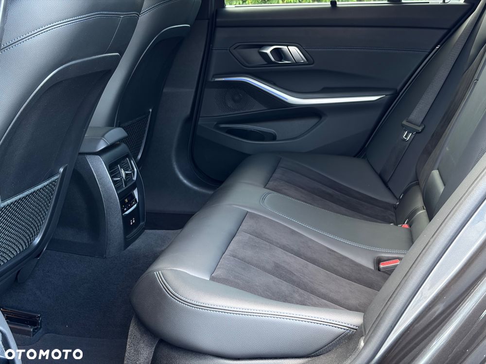 BMW Seria 3 320d Edition M Sport Shadow - 12