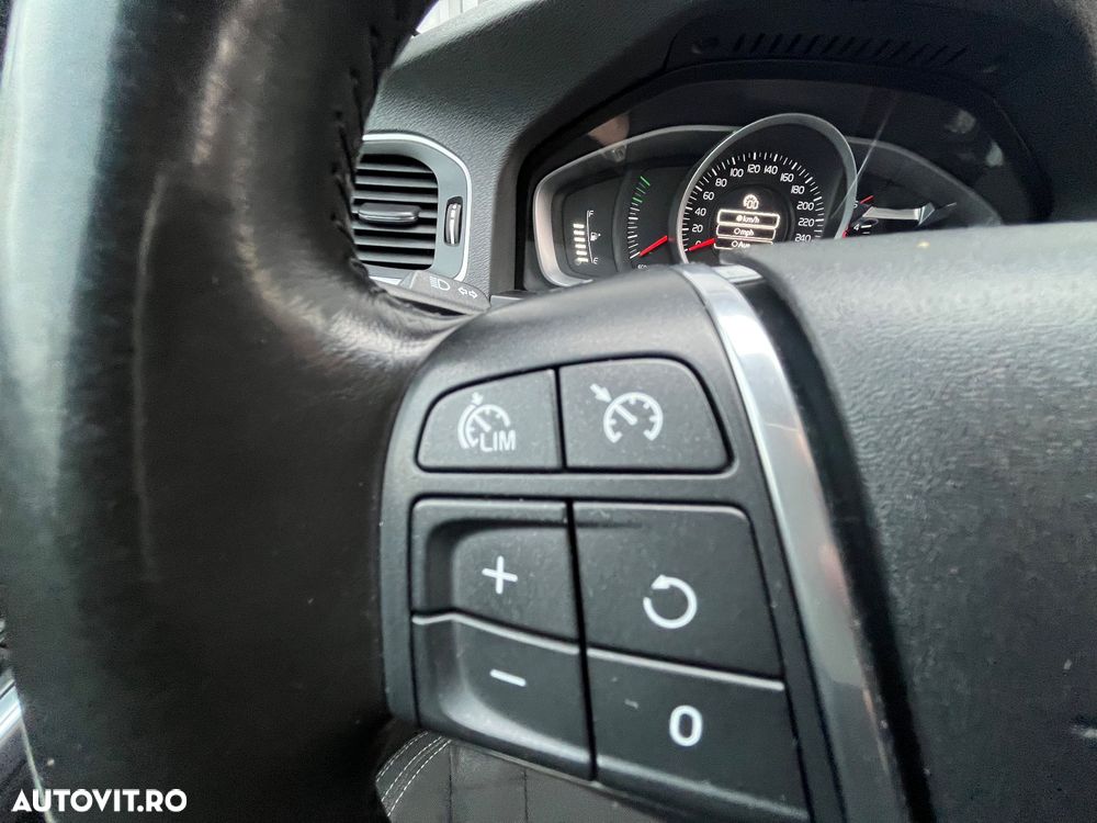 Volvo V60 D4 Momentum - 8