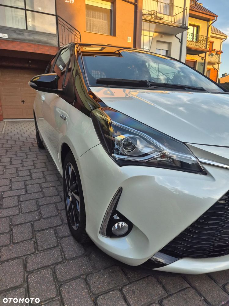 Toyota Yaris Hybrid 100 Selection - 25